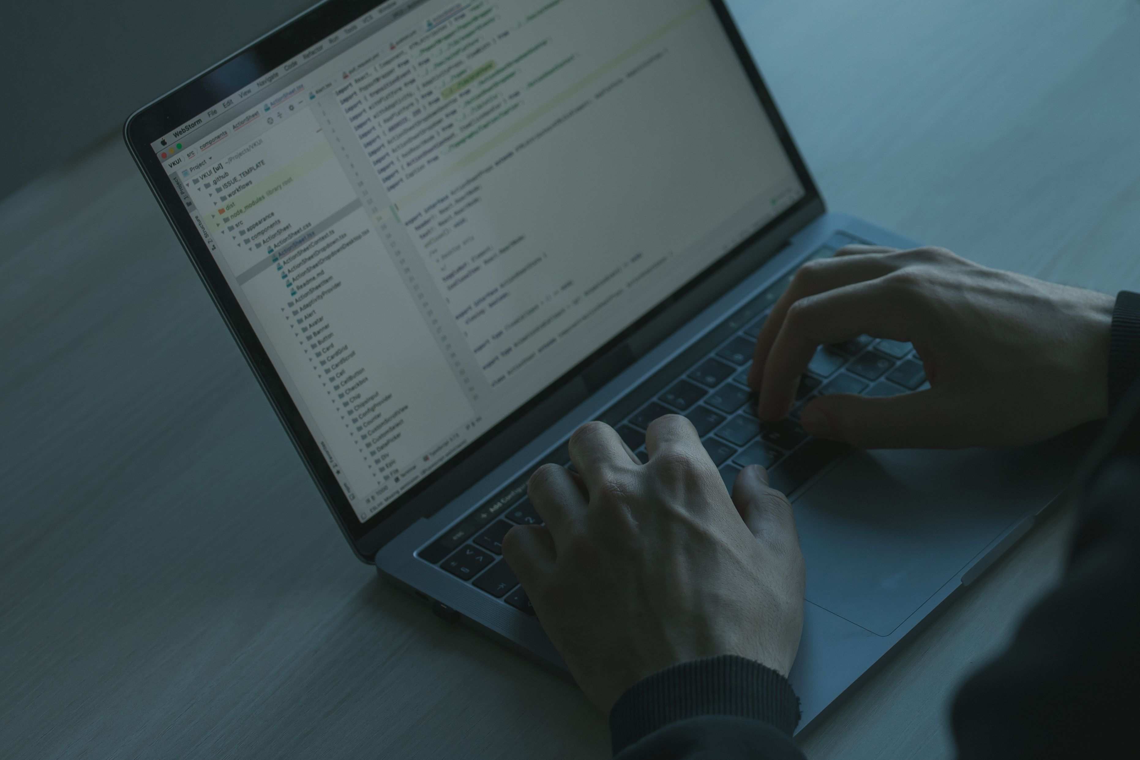 มือพิมพ์บนคีย์บอร์ดหน้าจอคอมพิวเตอร์ keyboard screen code