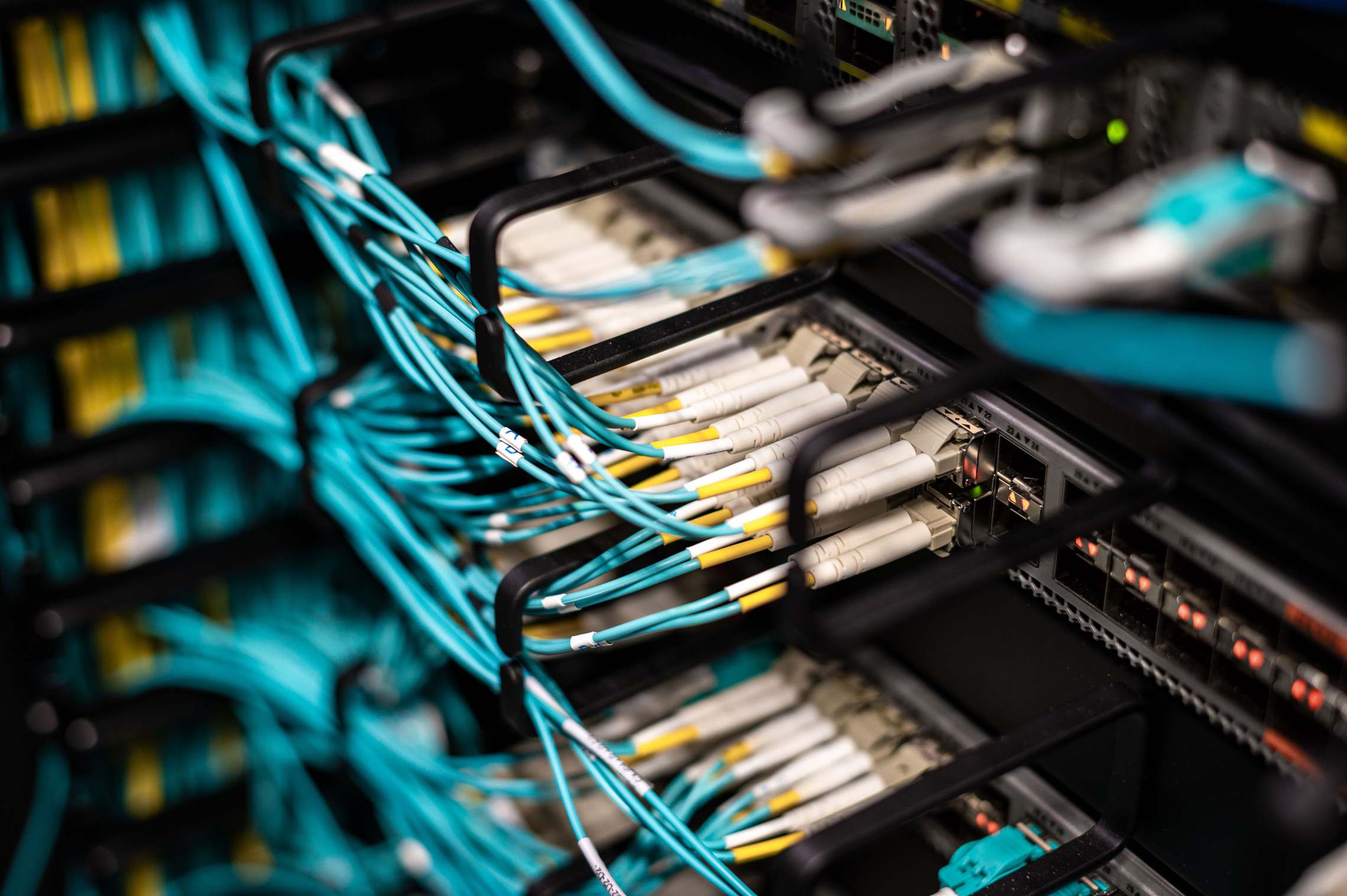 ตู้เซิร์ฟเวอร์และสายเคเบิลในห้องศูนย์ข้อมูล server cables datacenter